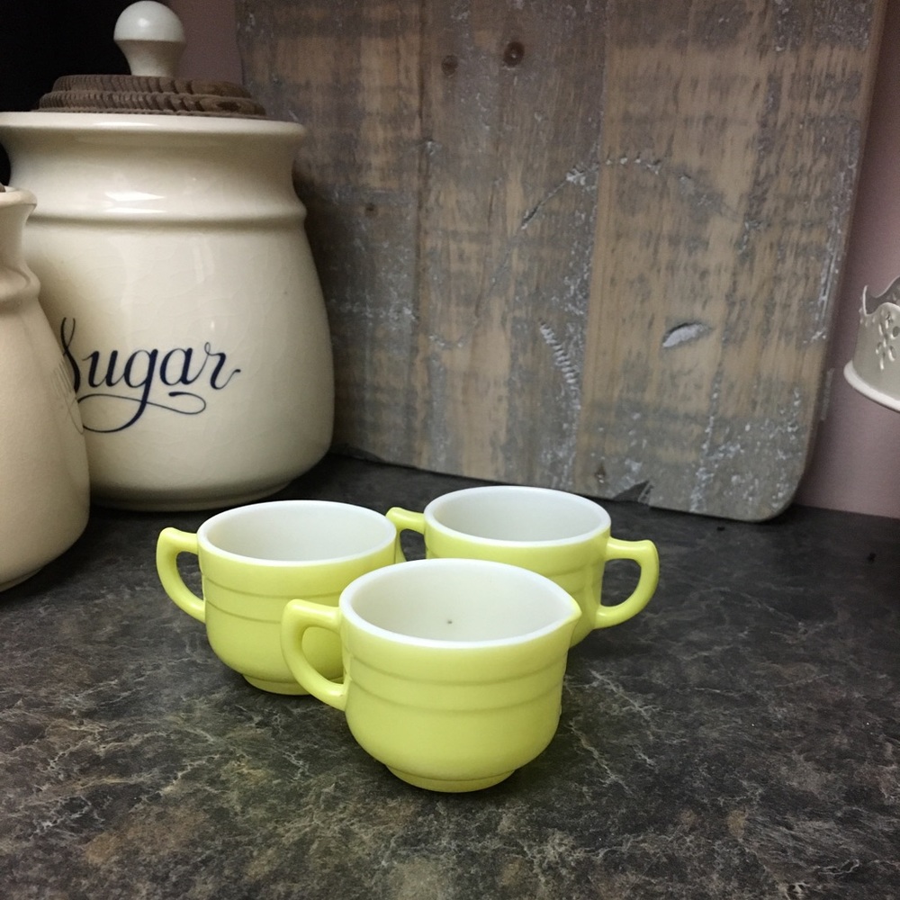 1960’s Hazel Atlas children’s set 🍋